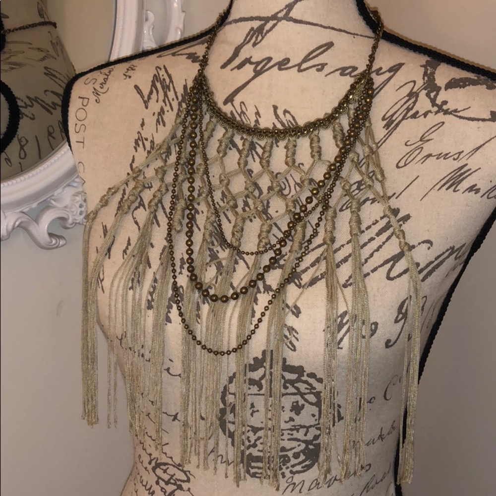 💸 3/ $25 Statement necklace